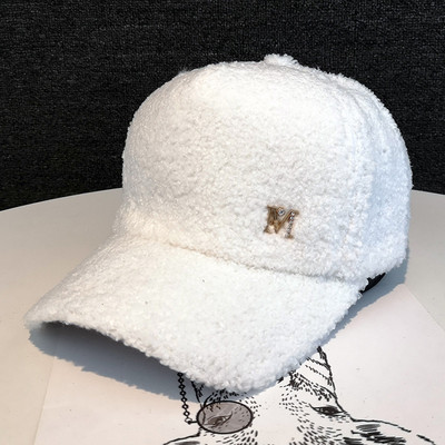 Új modell női sapka fém elemmel - télre alkalmas