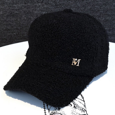 Új modell női sapka fém elemmel - télre alkalmas