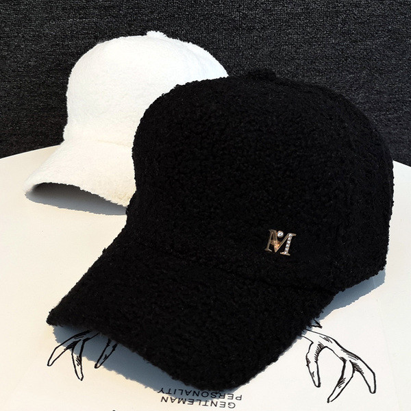 Új modell női sapka fém elemmel - télre alkalmas