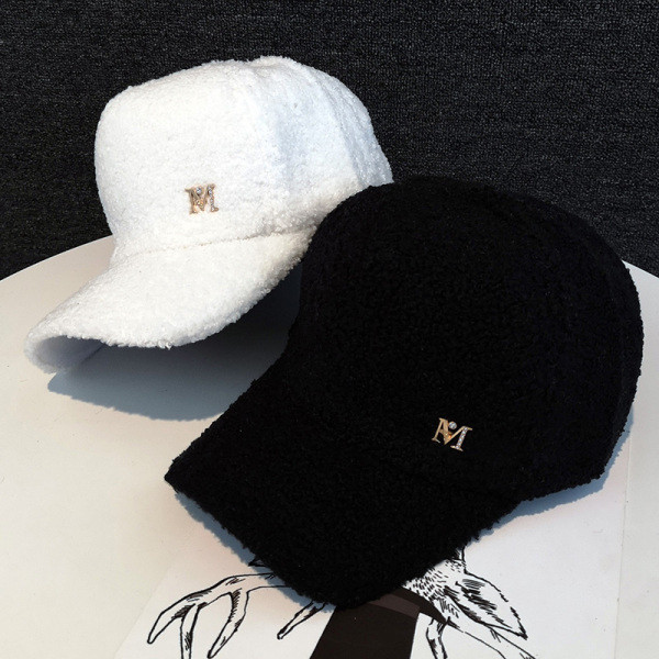 Új modell női sapka fém elemmel - télre alkalmas