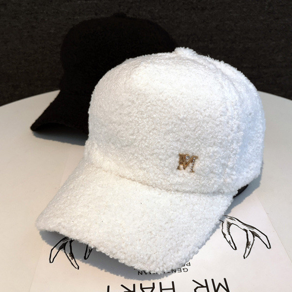 Új modell női sapka fém elemmel - télre alkalmas