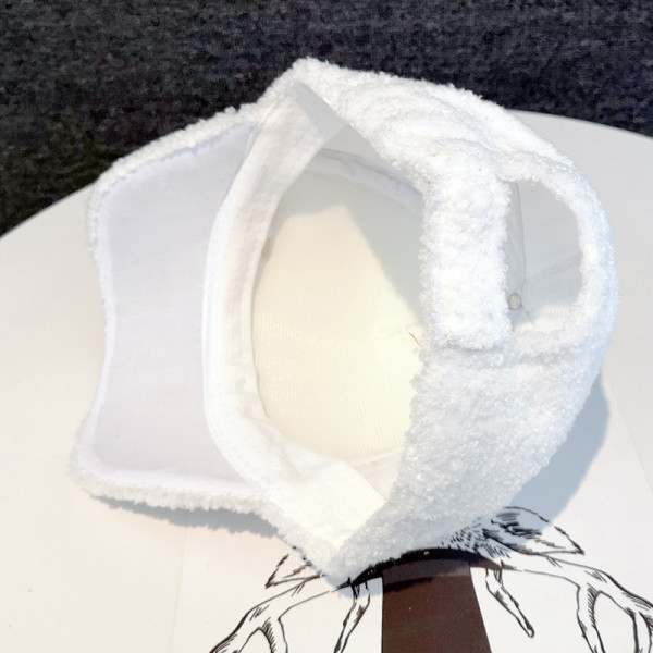 Új modell női sapka fém elemmel - télre alkalmas