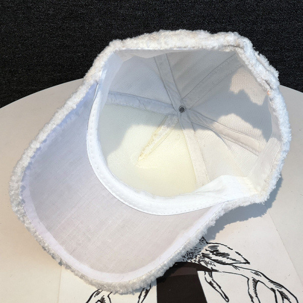 Új modell női sapka fém elemmel - télre alkalmas