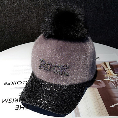 Μοντέρνο καπέλο με γείσο με φούντα και λαμπερό αποτέλεσμα