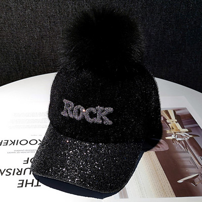 Μοντέρνο καπέλο με γείσο με φούντα και λαμπερό αποτέλεσμα