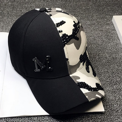 Női sapka napellenzővel, terepszínű mintával