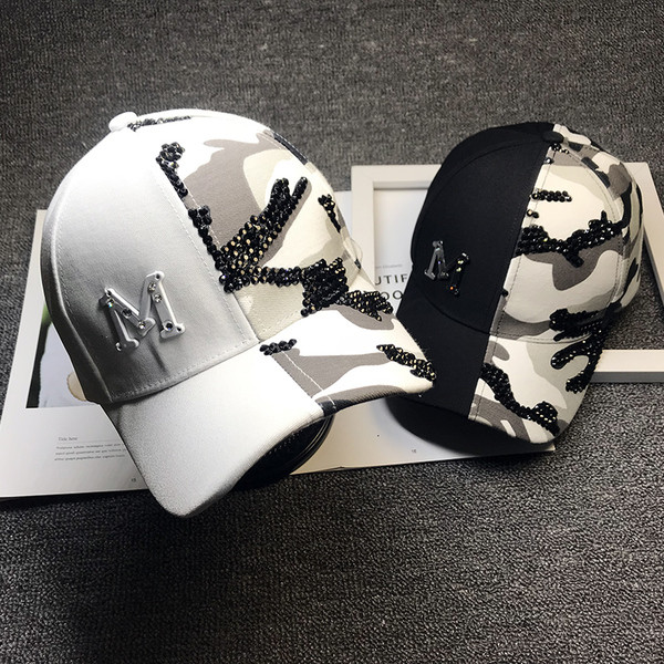 Női sapka napellenzővel, terepszínű mintával