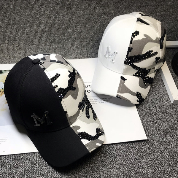 Női sapka napellenzővel, terepszínű mintával