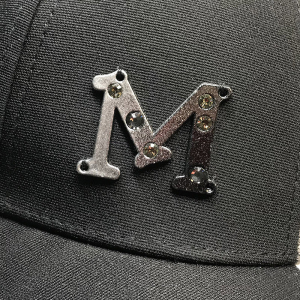 Női sapka napellenzővel, terepszínű mintával