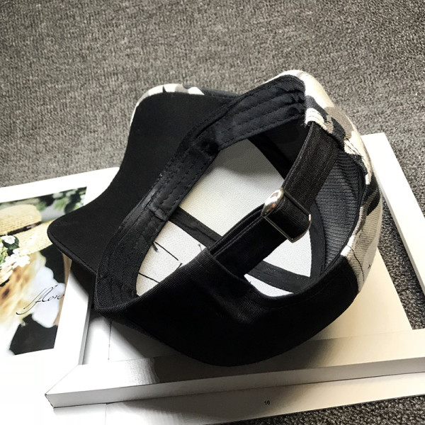 Női sapka napellenzővel, terepszínű mintával