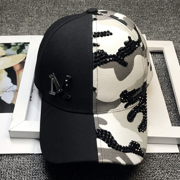 Női sapka napellenzővel, terepszínű mintával