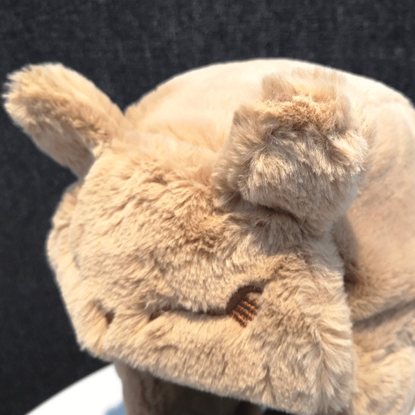 Pahuljaste naušnice u obliku kape s 3D elementom