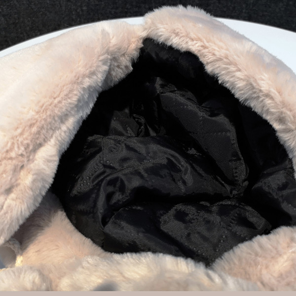 Pahuljaste naušnice u obliku kape s 3D elementom