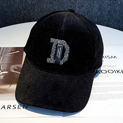 Aktualni ženski šešir s kamenčićima i šilterom