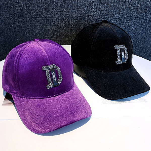 Aktualni ženski šešir s kamenčićima i šilterom