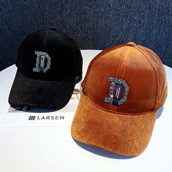 Aktualni ženski šešir s kamenčićima i šilterom