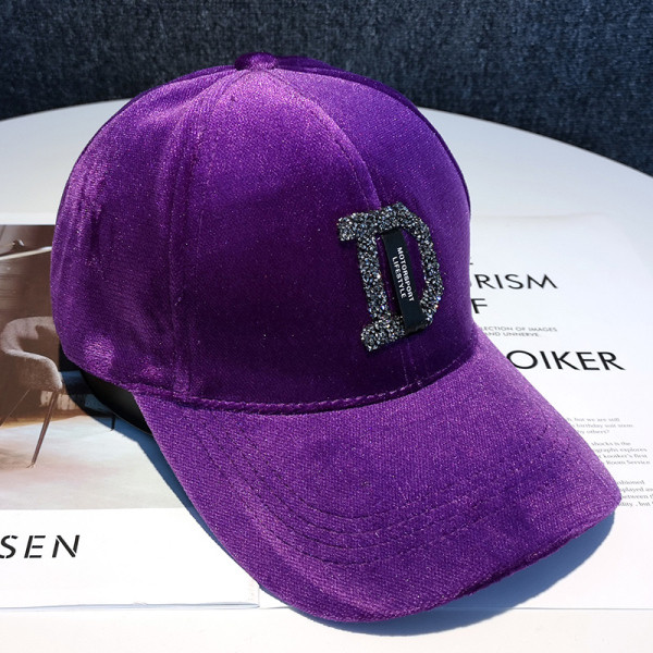 Aktualni ženski šešir s kamenčićima i šilterom