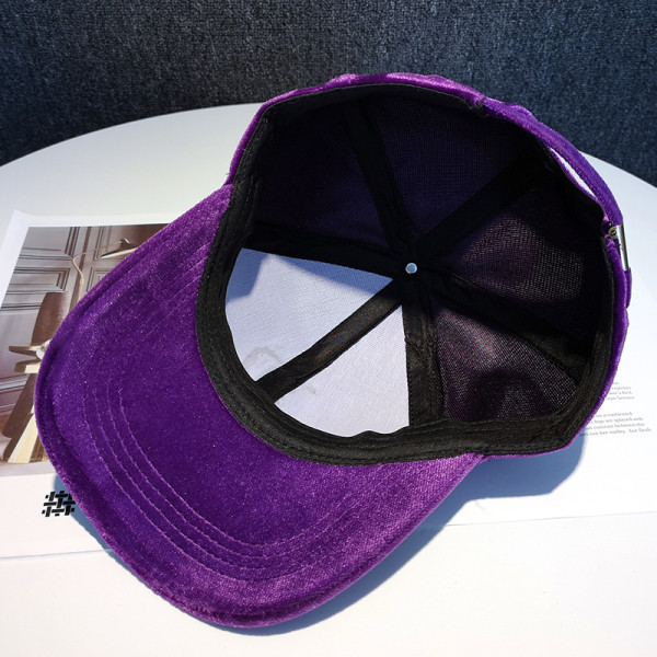 Aktualni ženski šešir s kamenčićima i šilterom