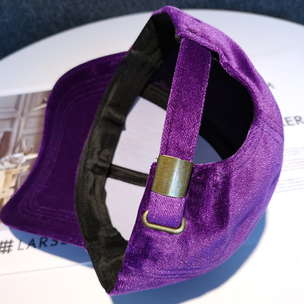 Aktualni ženski šešir s kamenčićima i šilterom