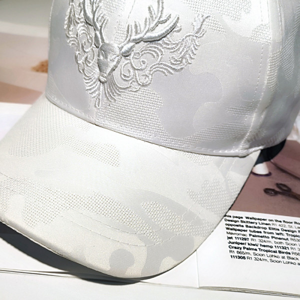 Alkalmi kalap hímzéssel és napellenzővel, nőknek és férfiaknak egyaránt