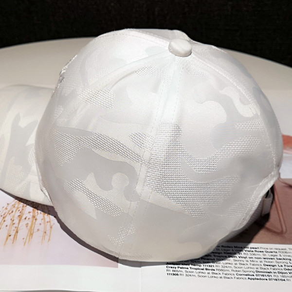 Alkalmi kalap hímzéssel és napellenzővel, nőknek és férfiaknak egyaránt