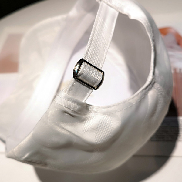 Alkalmi kalap hímzéssel és napellenzővel, nőknek és férfiaknak egyaránt