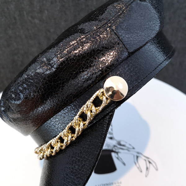 Női bőr svájcisapka fém díszítéssel