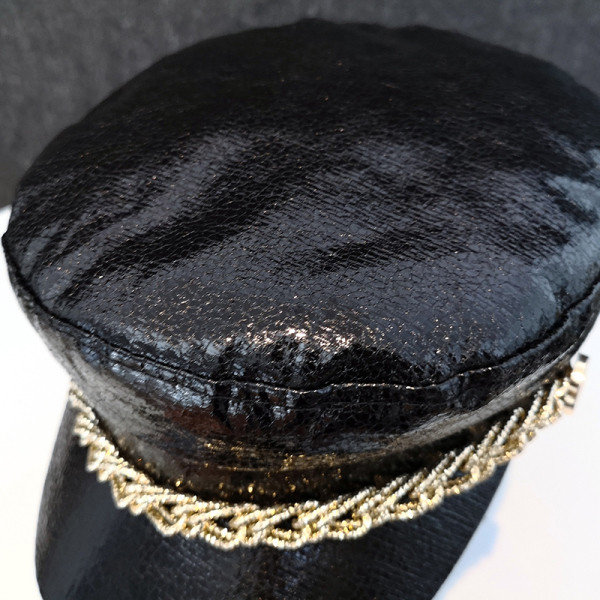 Női bőr svájcisapka fém díszítéssel