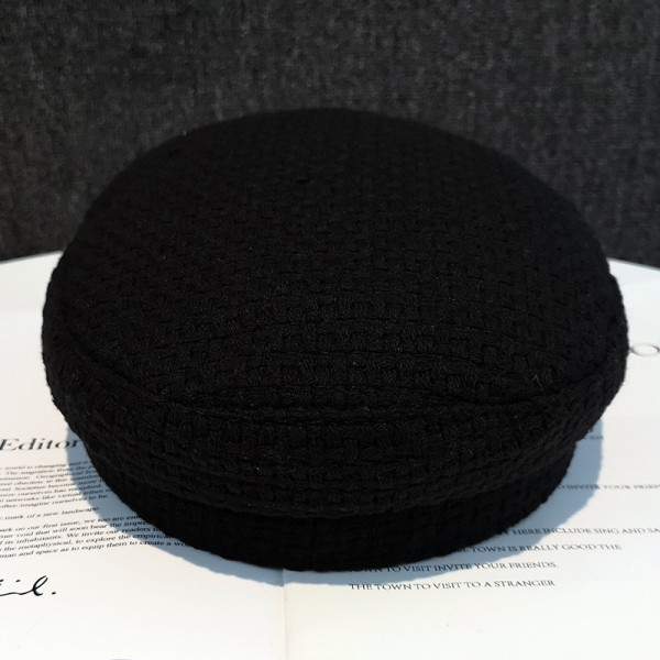 Fekete barett típusú női sapka fém elemmel