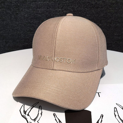 Sport-alkalmi női sapka hímzéssel