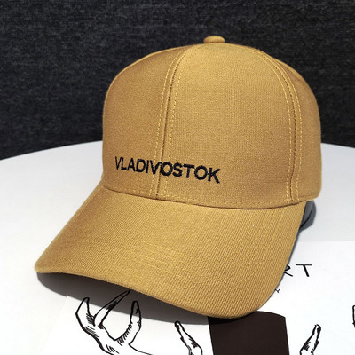 Sport-alkalmi női sapka hímzéssel