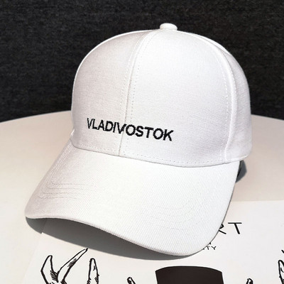 Sport-alkalmi női sapka hímzéssel