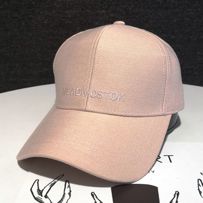 Sport-alkalmi női sapka hímzéssel