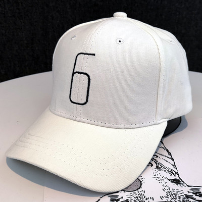 Sport-alkalmi női sapka hímzéssel