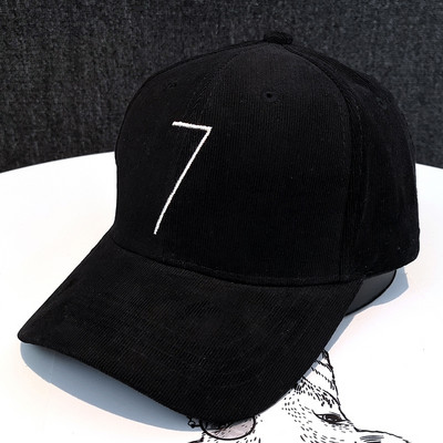 Sport-alkalmi női sapka hímzéssel