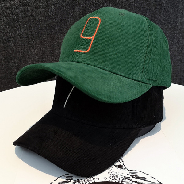 Sport-alkalmi női sapka hímzéssel