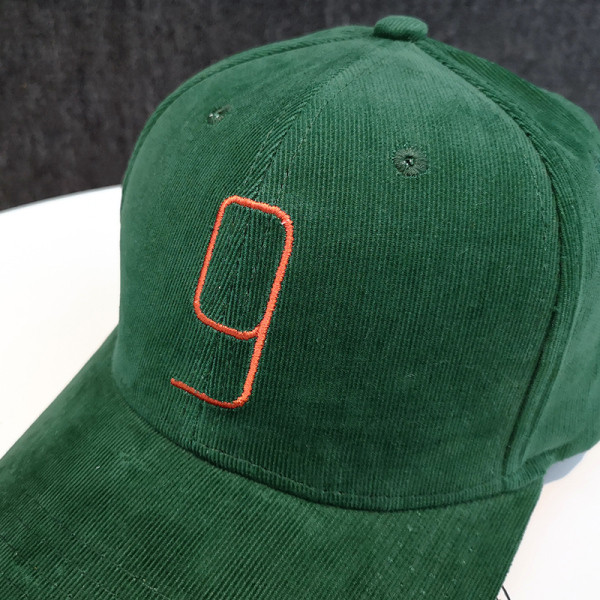 Sport-alkalmi női sapka hímzéssel