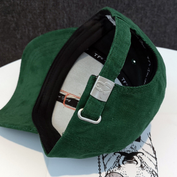 Sport-alkalmi női sapka hímzéssel