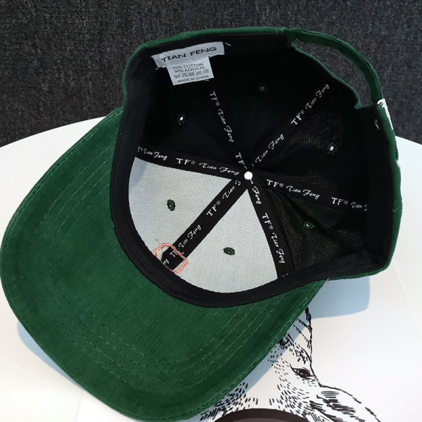 Sport-alkalmi női sapka hímzéssel