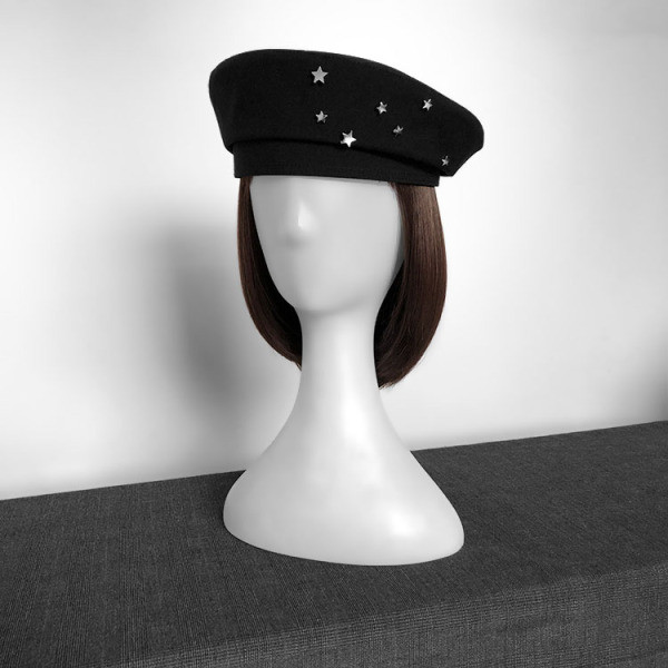 Női barett típusú sapka fém díszítéssel