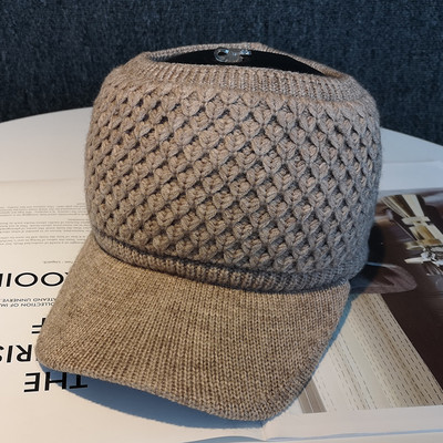 Kötött női sapka napellenzővel