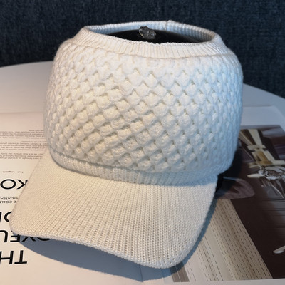 Kötött női sapka napellenzővel