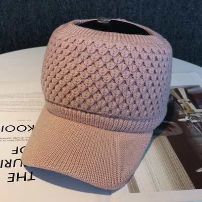 Kötött női sapka napellenzővel