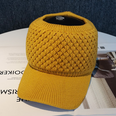 Kötött női sapka napellenzővel