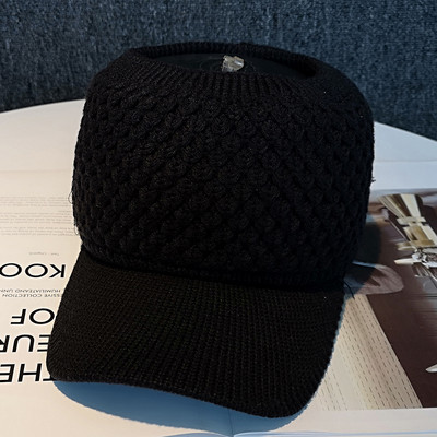 Kötött női sapka napellenzővel