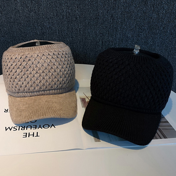 Kötött női sapka napellenzővel