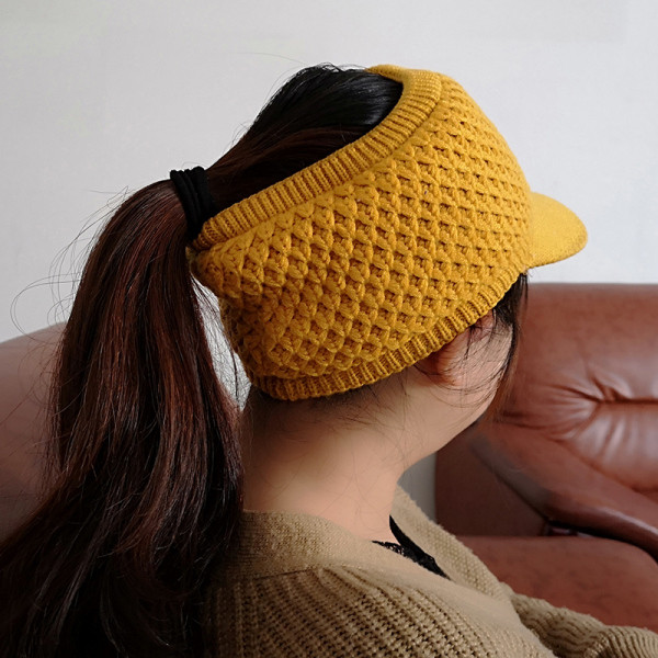 Kötött női sapka napellenzővel