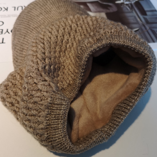 Kötött női sapka napellenzővel