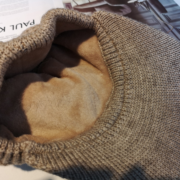 Kötött női sapka napellenzővel