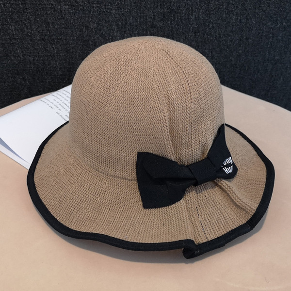 Alkalmi női sapka rojtokkal és szalaggal, nyárra